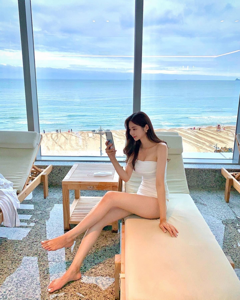 Gái xinh ngủ trên đồ nội thất ngoài trời - Ảnh sex người đẹp