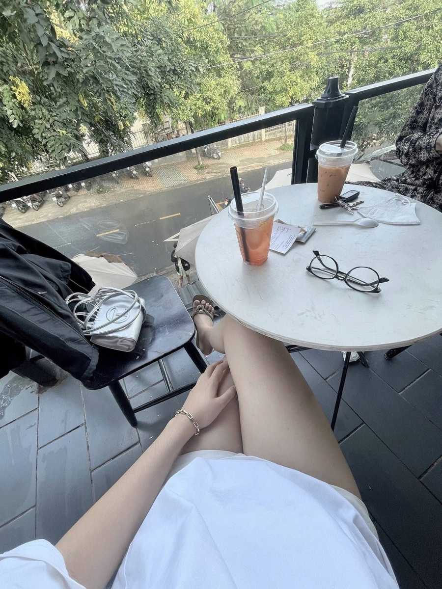 Ảnh sex người đẹp ngồi trên đồ nội thất ngoài trời