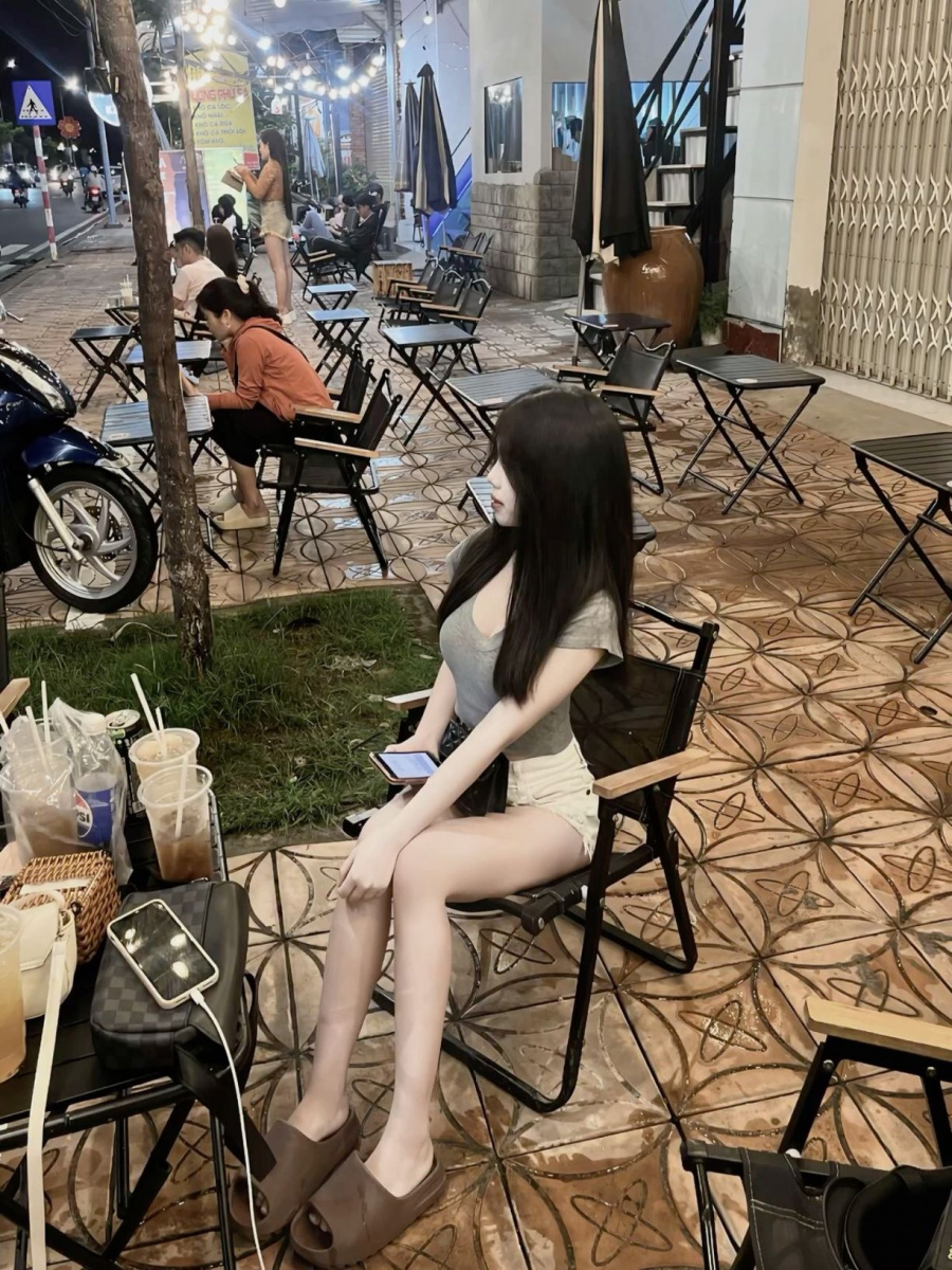 Ảnh gái xinh ngầu ngồi trên đồ nội thất ngoài trời