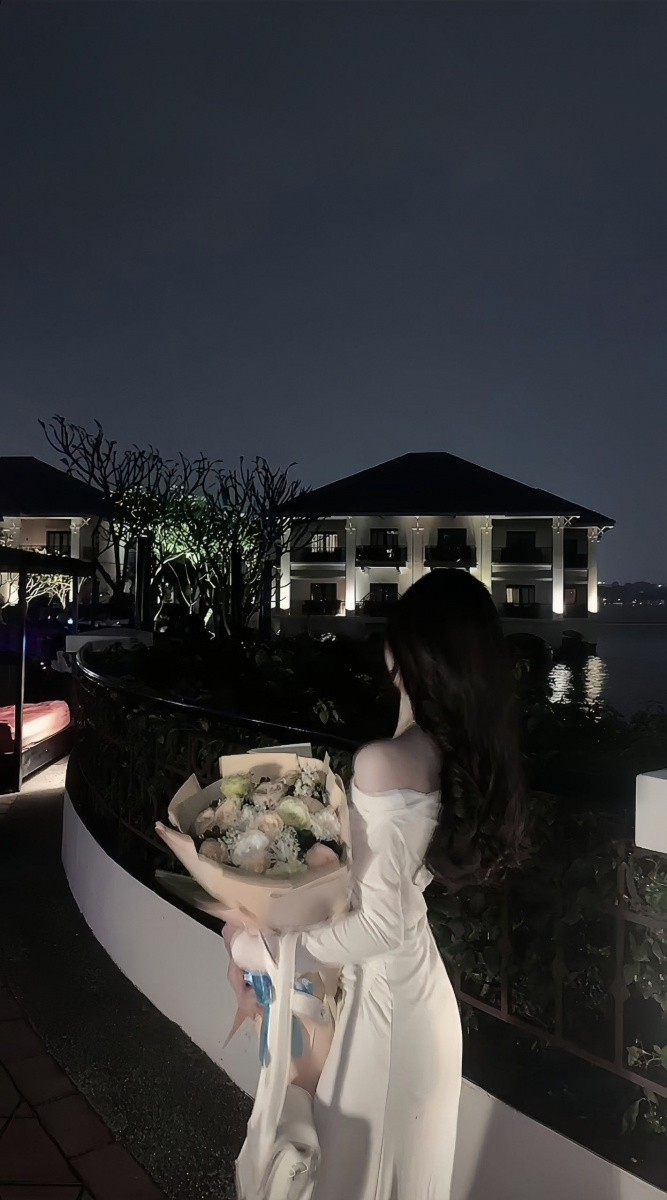 Gái xinh cởi trần trong bộ áo choàng thời trang cao cấp