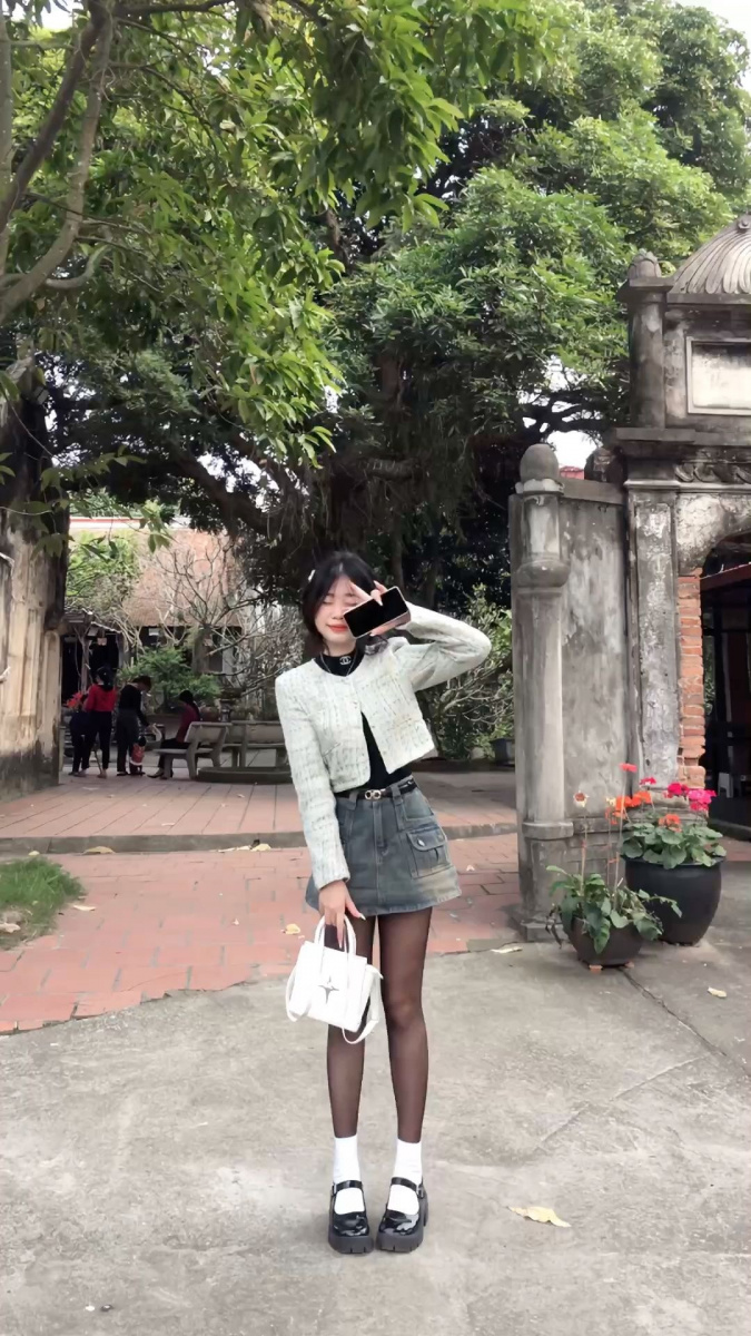 Hình gái xinh chụp ảnh che mặt