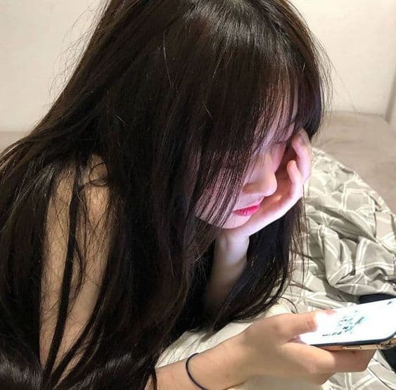 Hình ảnh gái xinh chụp hình che mặt góc nghiêng