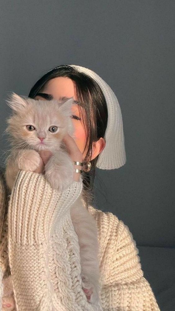 Ảnh gái xinh chụp hình che mặt với thú cưng