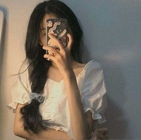 Hình gái xinh che mặt với tâm trạng buồn