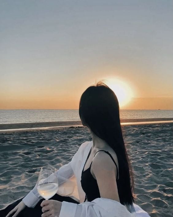 Hình gái xinh che mặt ngắm mặt trời