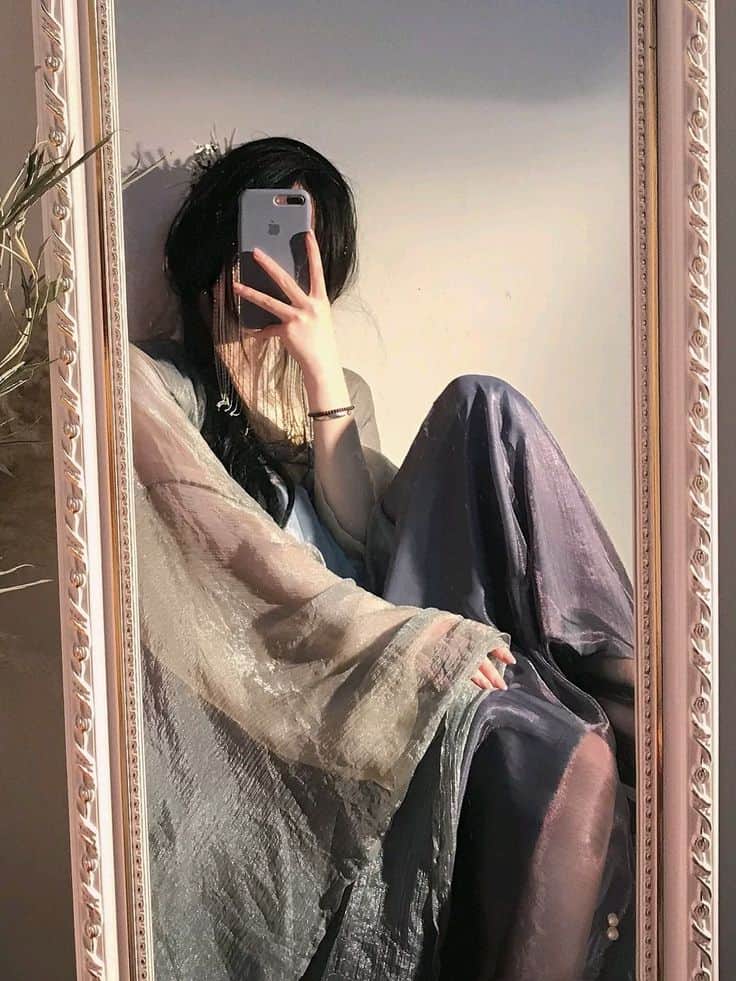 Ảnh con gái che mặt trước gương