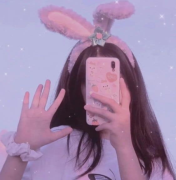 Bức ảnh gái xinh che mặt cute bằng điện thoại