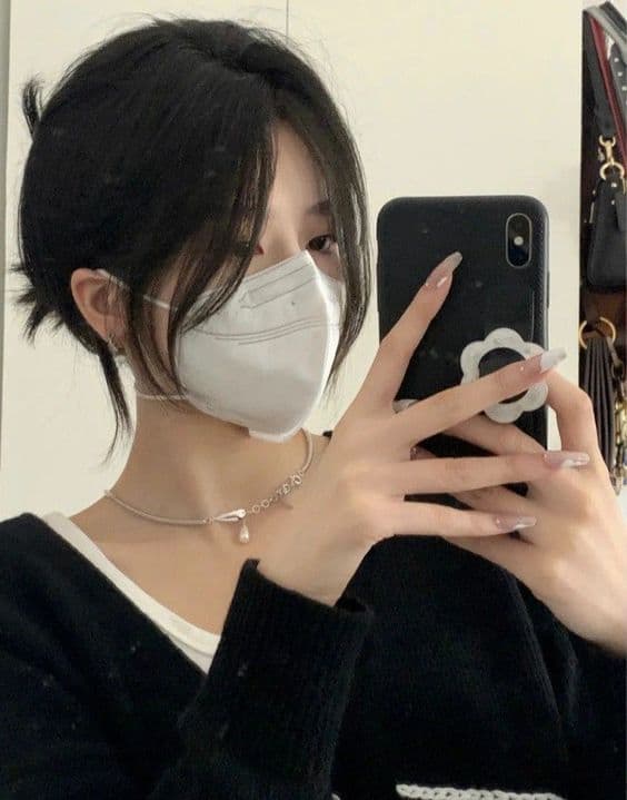 Bức ảnh gái xinh che mặt bằng điện thoại iPhone