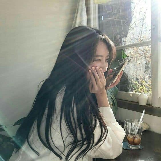 Hình gái xinh che mặt cười