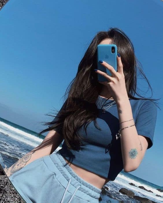 Ảnh gái xinh che mặt bằng điện thoại