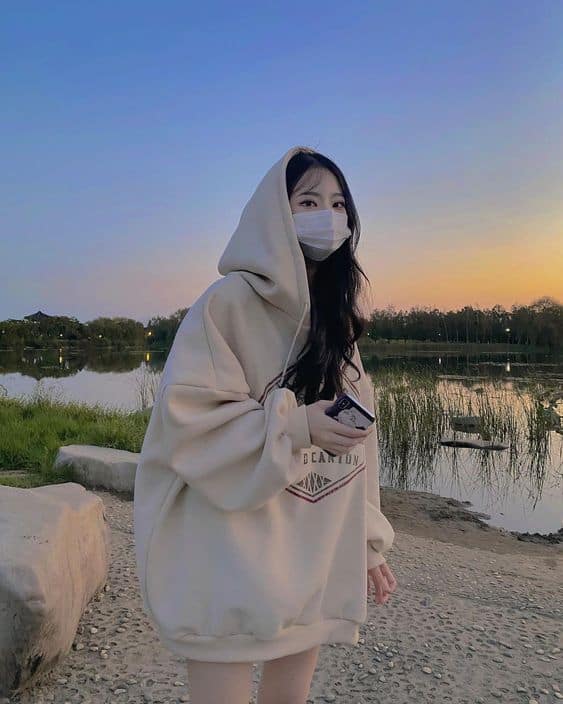 Gái xinh Việt Nam che mặt với khẩu trang