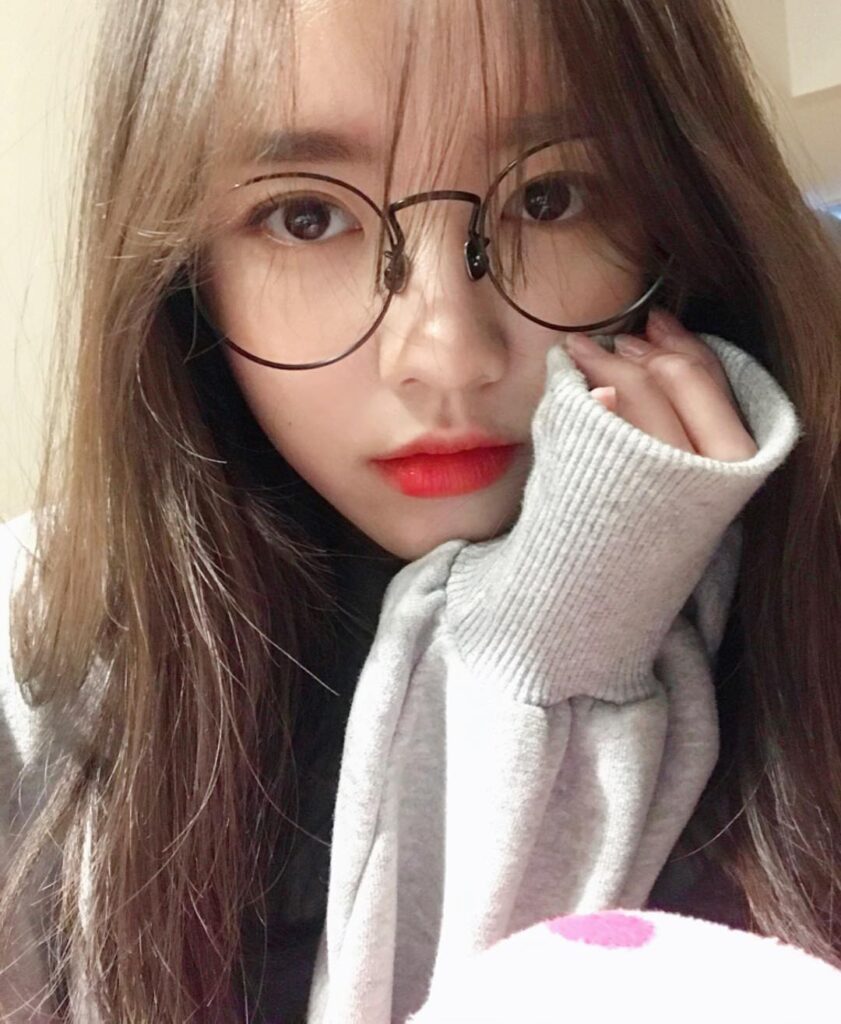 Ngắm ảnh gái cute đeo mắt kính