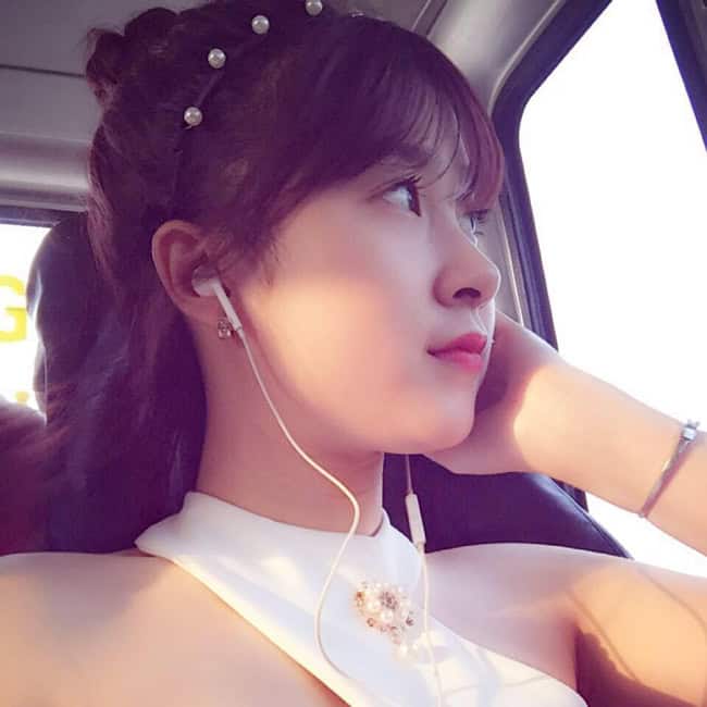 Ảnh gái xinh chụp hình che nửa mặt