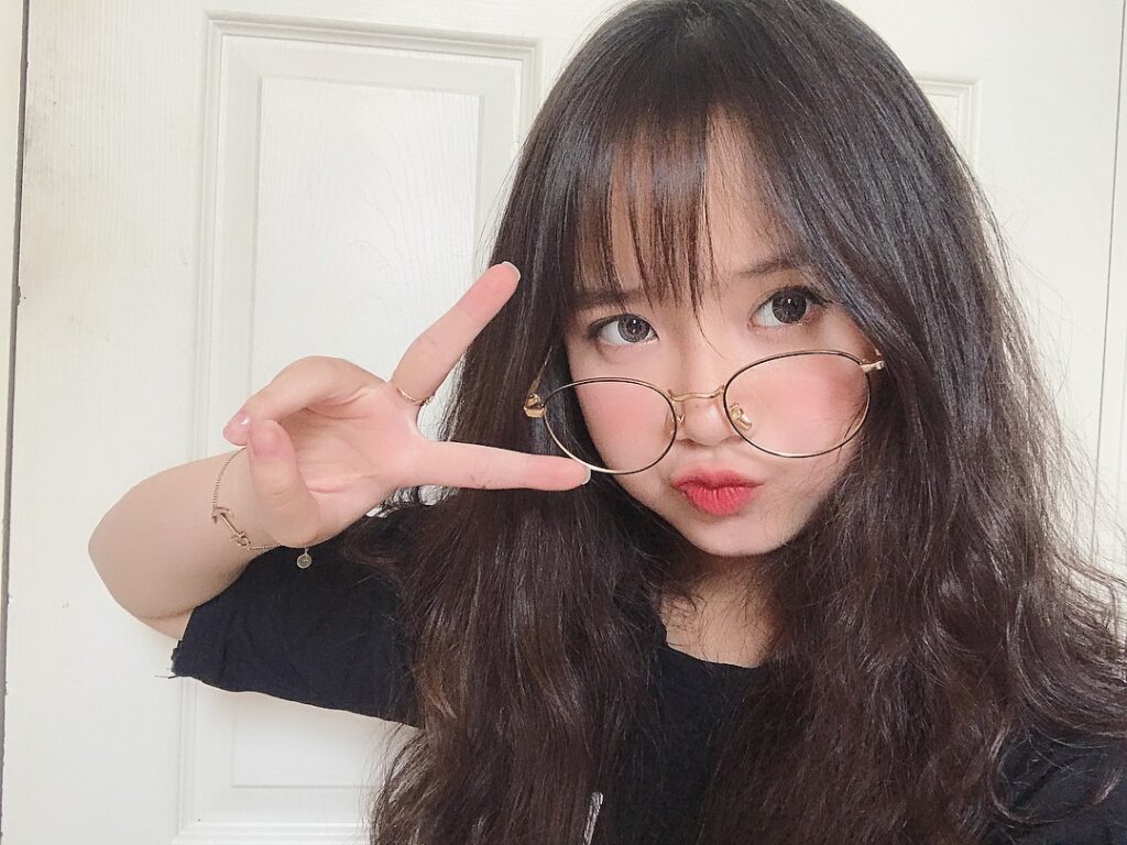 Ảnh girl xinh tóc ngắn đeo kính cute