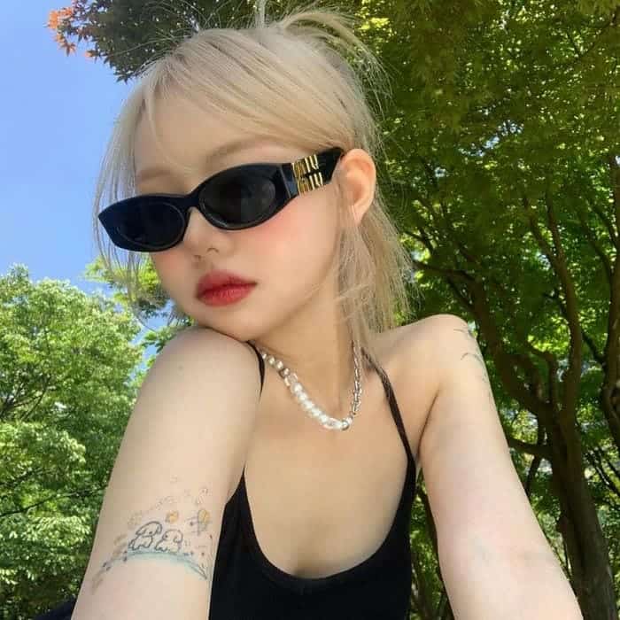 Gái xinh đeo kính râm tạo dáng cool ngầu