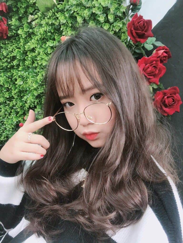 Ảnh gái xinh tóc dài đeo kính với biểu cảm siêu cute