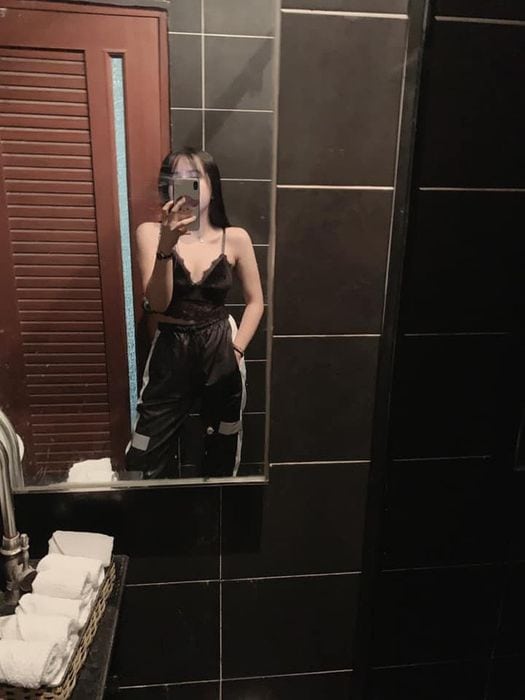 Gái xinh chụp hình che mặt khoe dáng cực chất