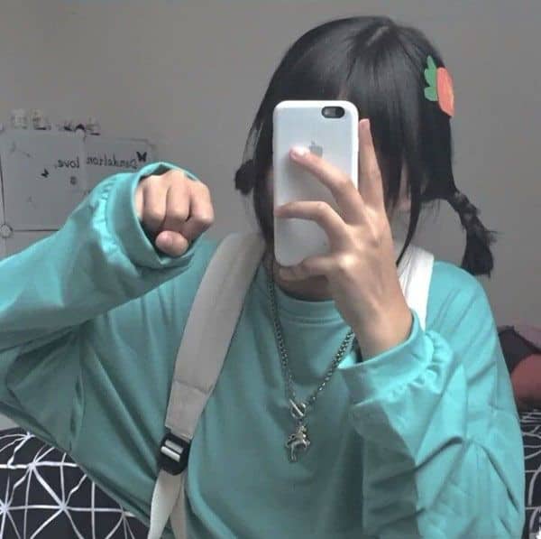 Cô gái chụp ảnh che mặt bằng điện thoại cute