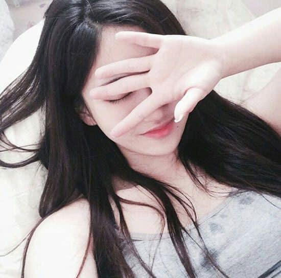 Ảnh gái xinh chụp hình che mặt bằng tay
