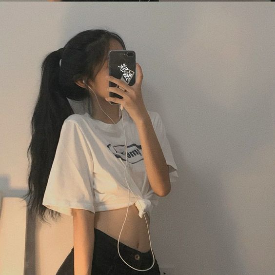 Gái xinh Việt Nam dùng điện thoại che mặt