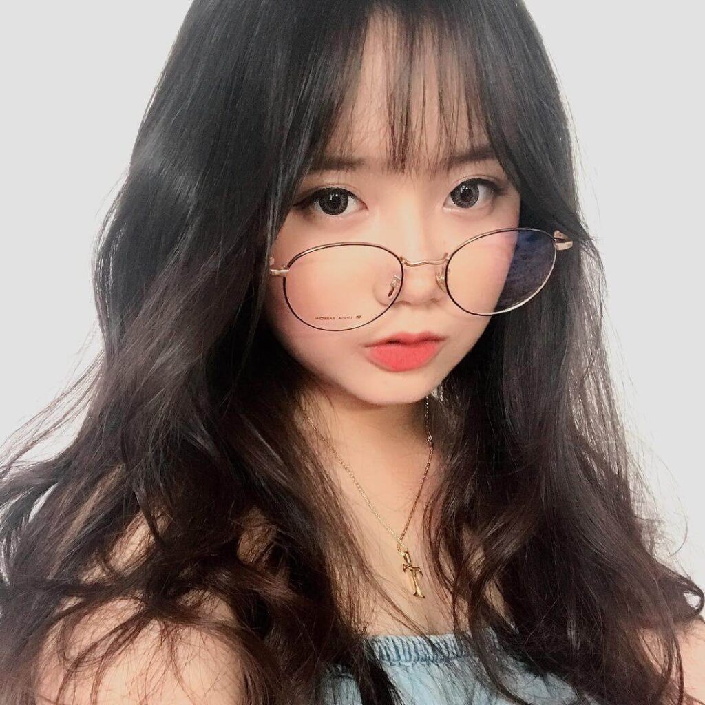 Ảnh gái xinh tóc dài đeo kính cute