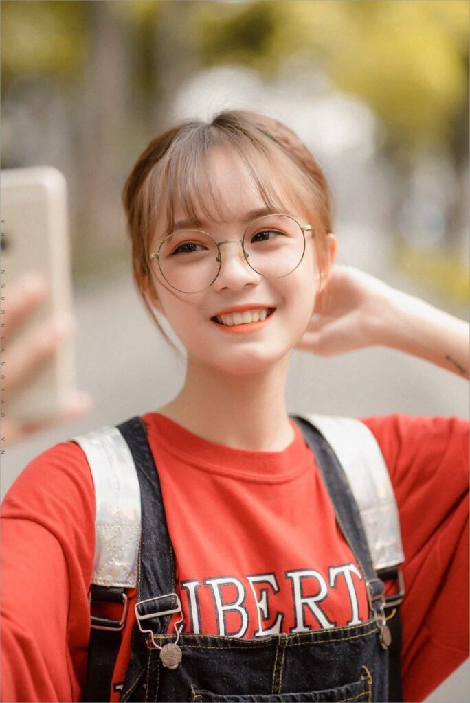So sánh các phong cách đeo kính của các cô gái hot trên mạng xã hội