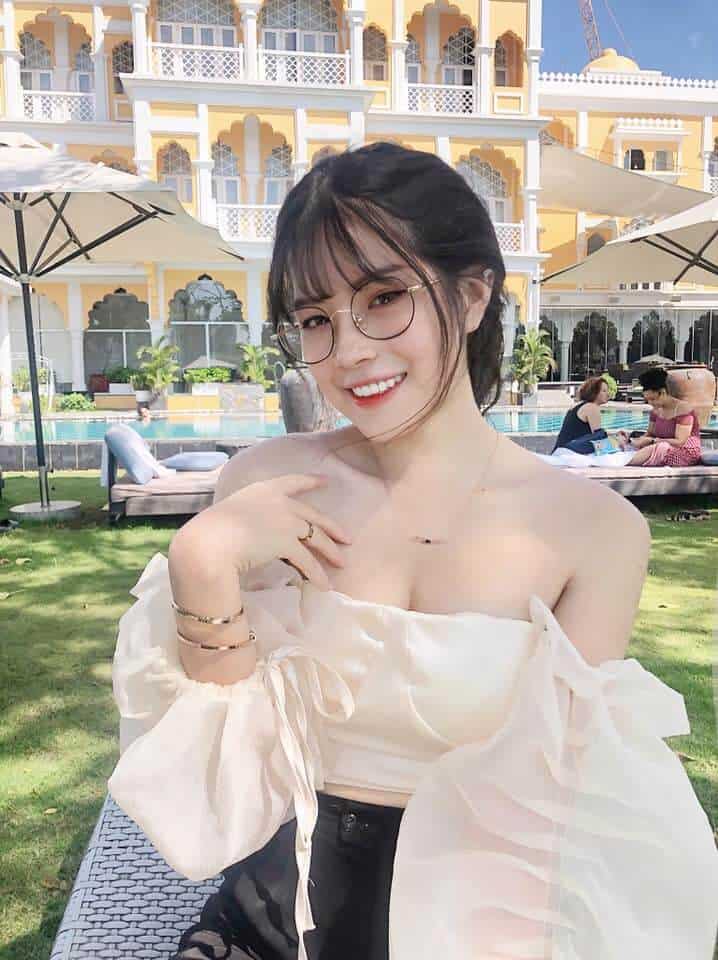 Ảnh gái xinh đeo mắt kính dễ thương