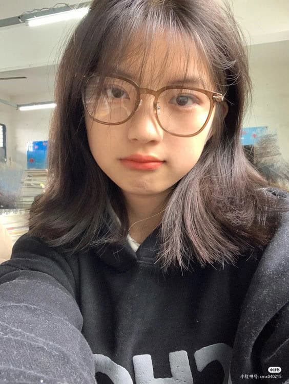 Hình gái xinh tóc ngắn đeo kính