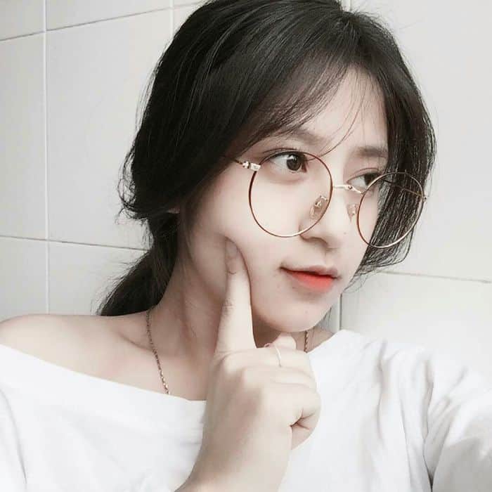 Gái xinh đeo kính tạo dáng dễ thương