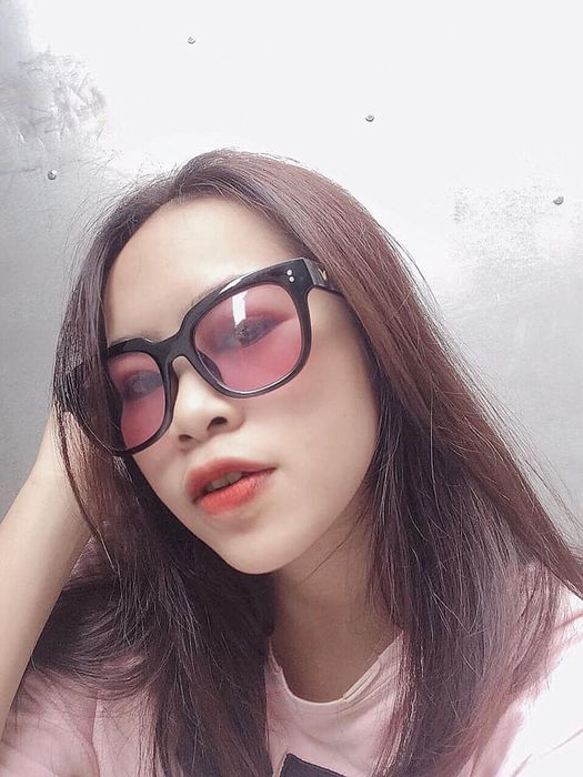 Hình ảnh gái xinh đeo mắt kính biểu cảm siêu cute