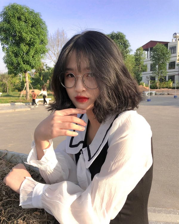 Hình gái xinh tóc ngang vai đeo kính đáng yêu