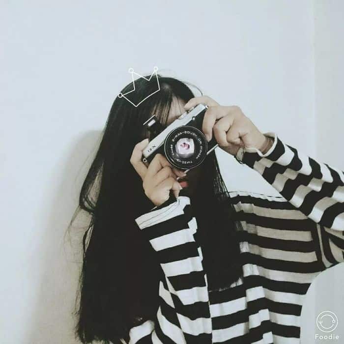 Ảnh con gái cute chụp ảnh che mặt bằng điện thoại