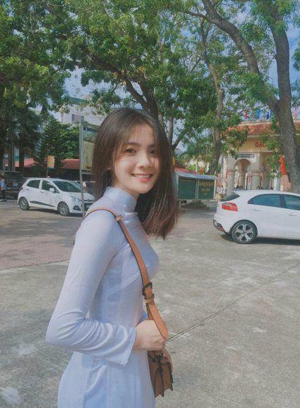 Ảnh hot girl cấp 3 cực xinh khi mặc áo dài