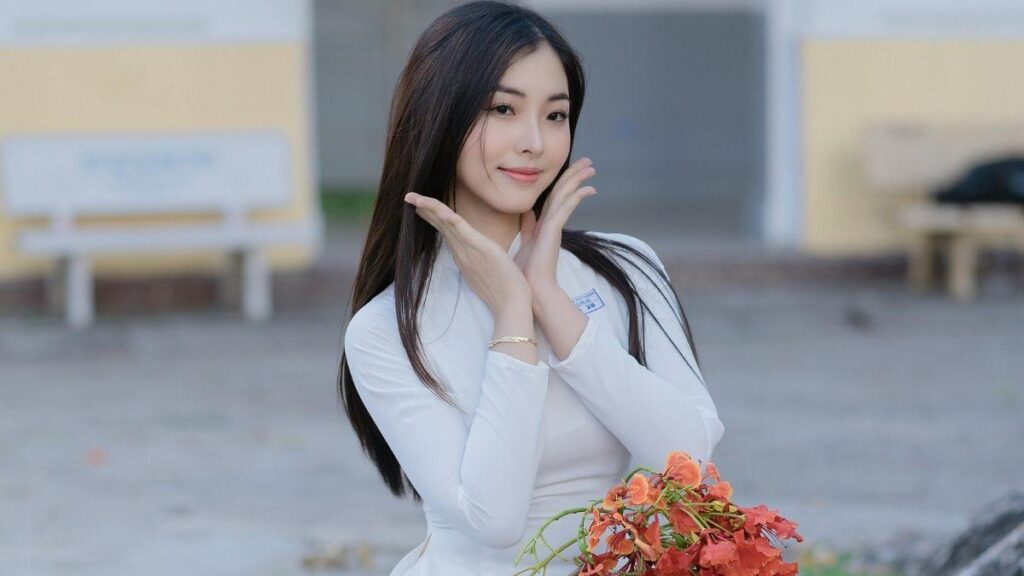 Gái xinh tạo dáng đáng yêu với áo dài