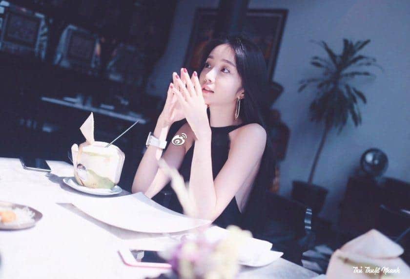 Ảnh gái xinh tóc dài tạo dáng sang chảnh