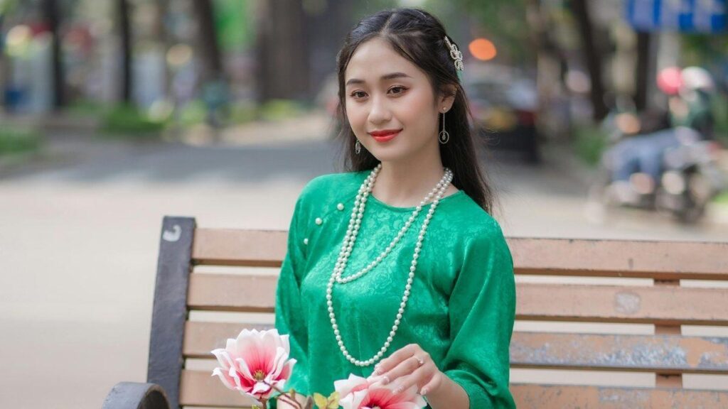 Hình ảnh gái đẹp dịu dàng với trang phục áo dài