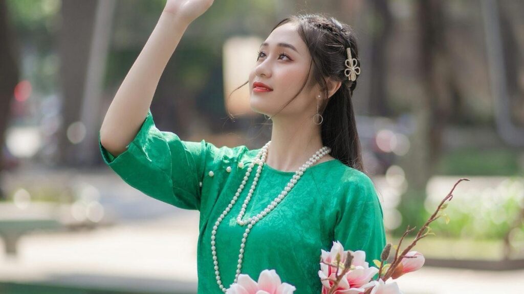 Bức tranh cô gái Việt mặc áo dài