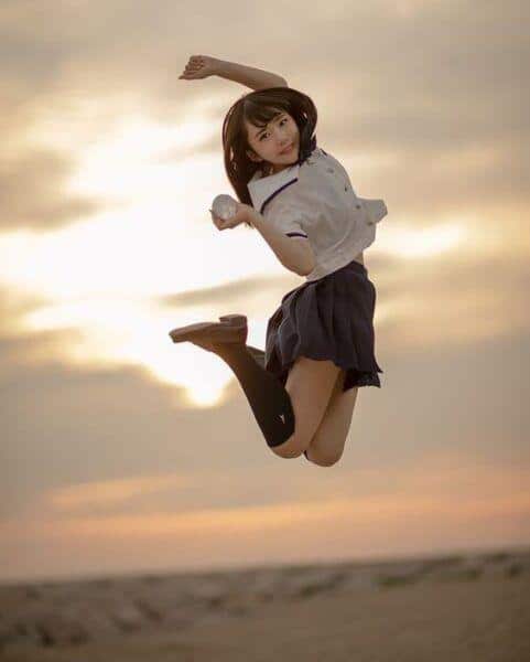 Ảnh gái xinh tạo dáng nhảy lên không gian