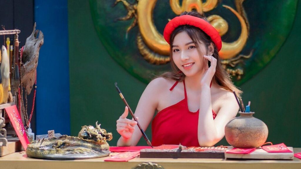 Ảnh girl xinh viết chữ thư pháp