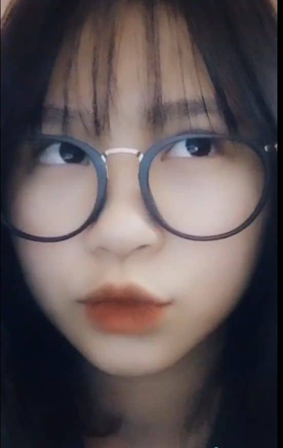 Ngắm ảnh nữ cute đeo kính