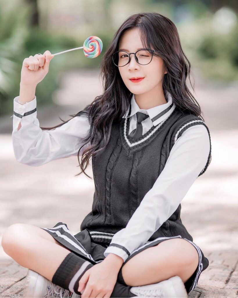 Ngắm hình gái xinh đeo kính thư sinh