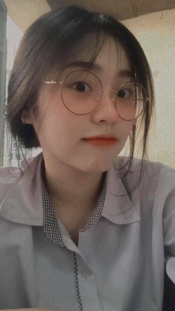 Hình gái xinh tóc dài đeo kính đen cute