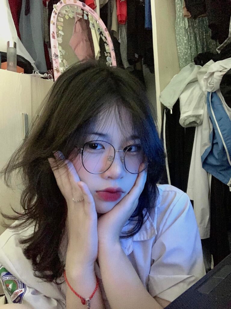 Hình gái đẹp tóc ngắn đeo kính cute