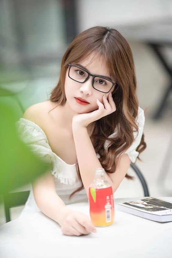 Gái xinh đeo kính tạo vẻ đẹp đáng yêu