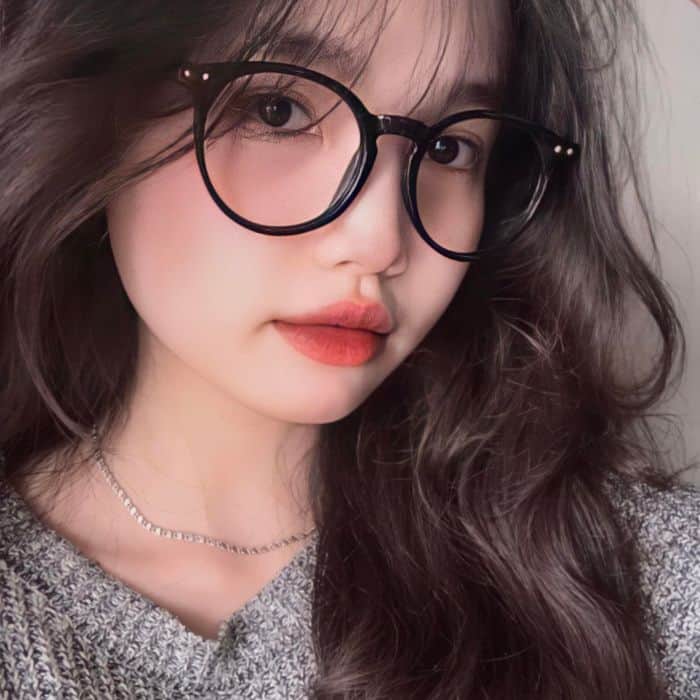 Gái xinh 2k7 đeo kính cực trẻ trung