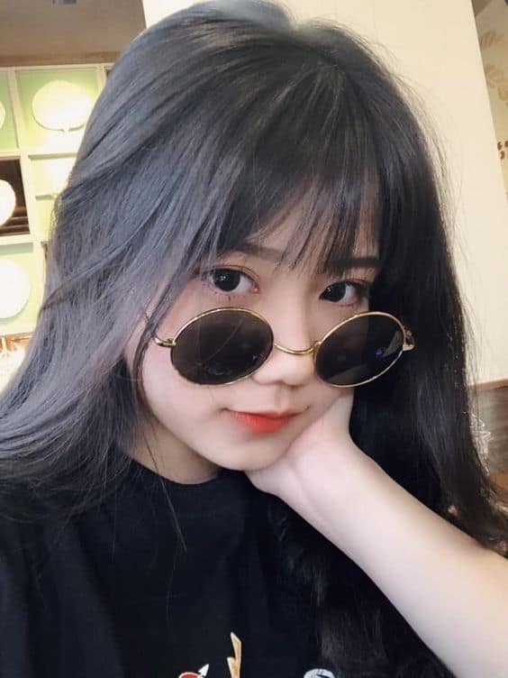 Hình gái xinh tóc dài đeo kính ngầu