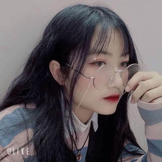 Ảnh gái đẹp đeo mắt kinh tạo dáng ngầu