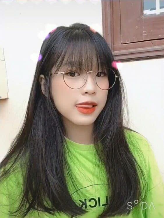 Hình gái xinh tóc dài đeo kính ngầu