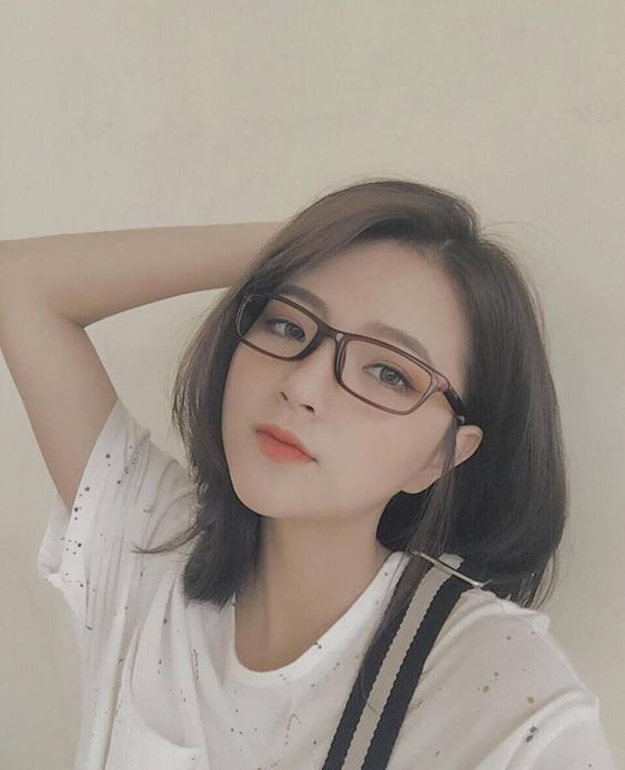 Hình ảnh con gái tóc ngắn đeo kính che mặt