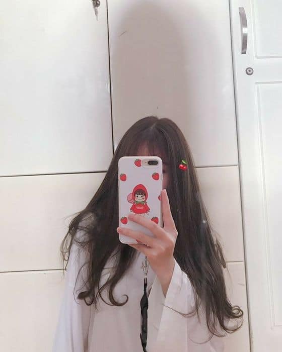 Gái xinh tóc dài che mặt bằng điện thoại